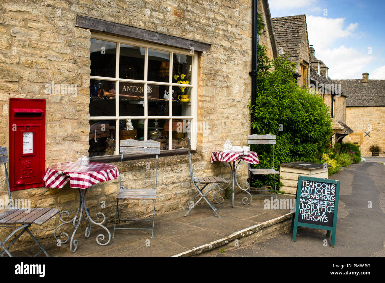 Guiting Power Post Office, englischer Teestube und Antiquitätenladen in den Cotswolds. Stockfoto