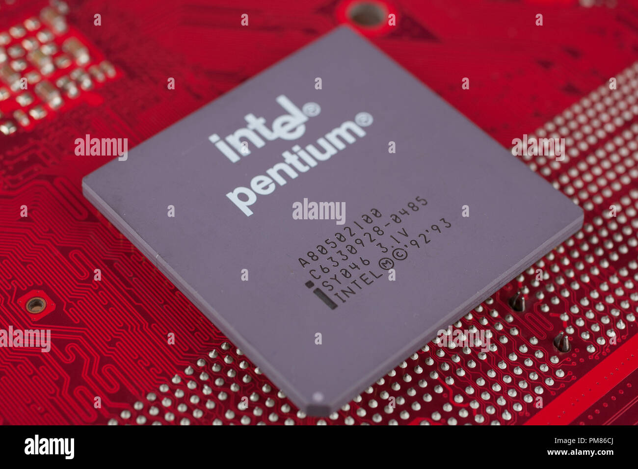 Kiew, Ukraine - Juli 28., 2018. Intel® Pentium® Prozessor auf roten Platine. Stockfoto