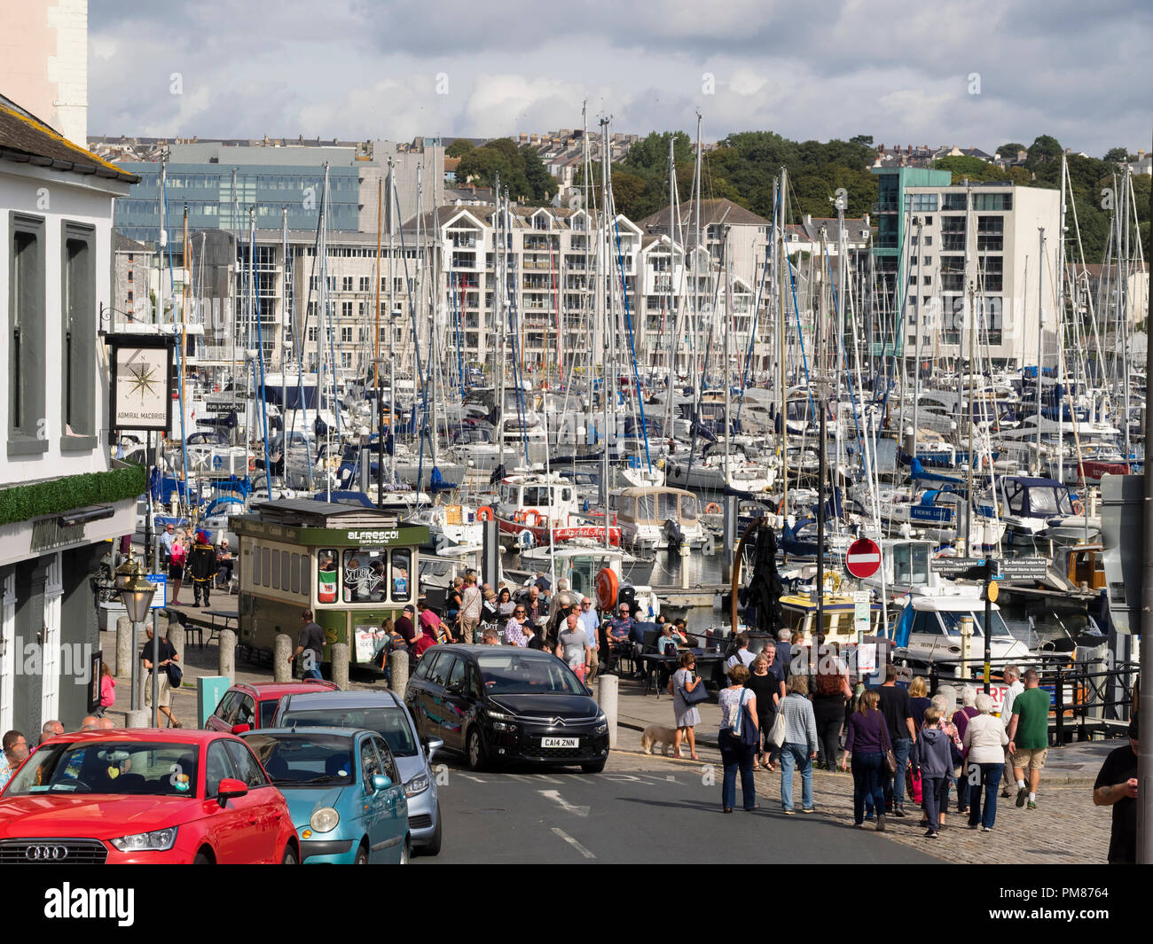 Komprimierte Sicht auf die Marina in Sutton Harbour, The Barbican, Plymouth, Devon, Großbritannien Stockfoto