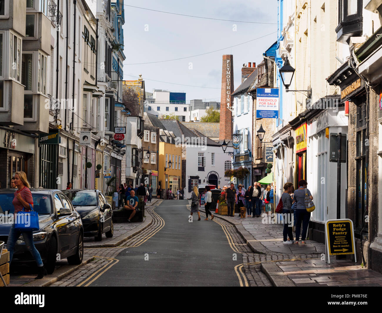 Touristen und Einheimische Navigation Geschäfte, Galerien und Restaurants auf Southside Straße, im Barbican. Plymouth, Devon, Großbritannien Stockfoto