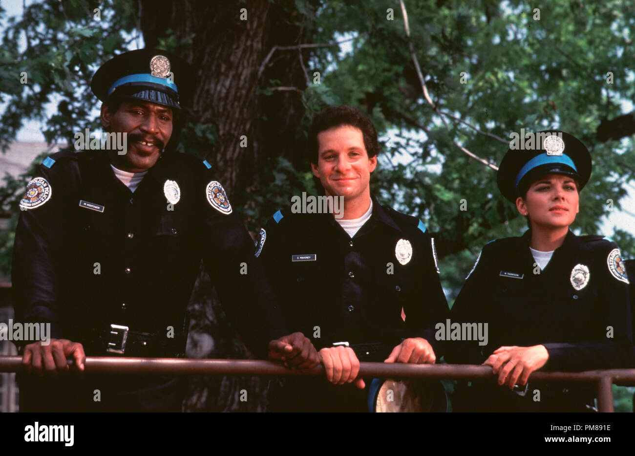 Studio Werbung immer noch von "Police Academy" Bubba Smith, Steve Guttenberg, Kim Cattrall © 1984 Warner Alle Rechte vorbehalten Datei Referenz # 31706240 THA für die redaktionelle Nutzung nur Stockfoto
