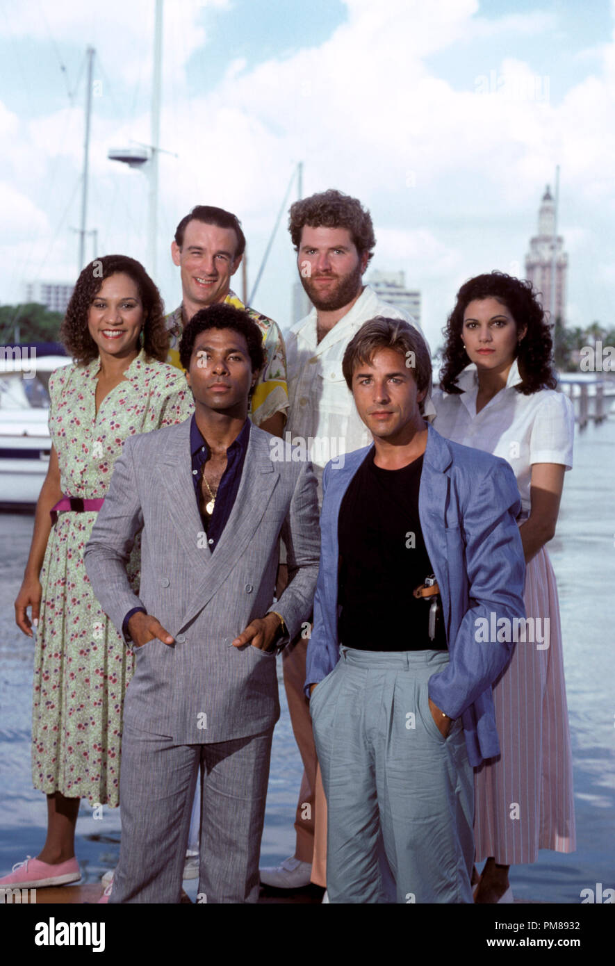 Studio Werbung noch von 'Miami Vice' Olivia Brown, John Diehl, Michael Talbott, Saundra Santiago, Philip Michael Thomas, Don Johnson, circa 1984 Alle Rechte vorbehalten Datei Referenz # 31706273 THA für die redaktionelle Nutzung nur Stockfoto