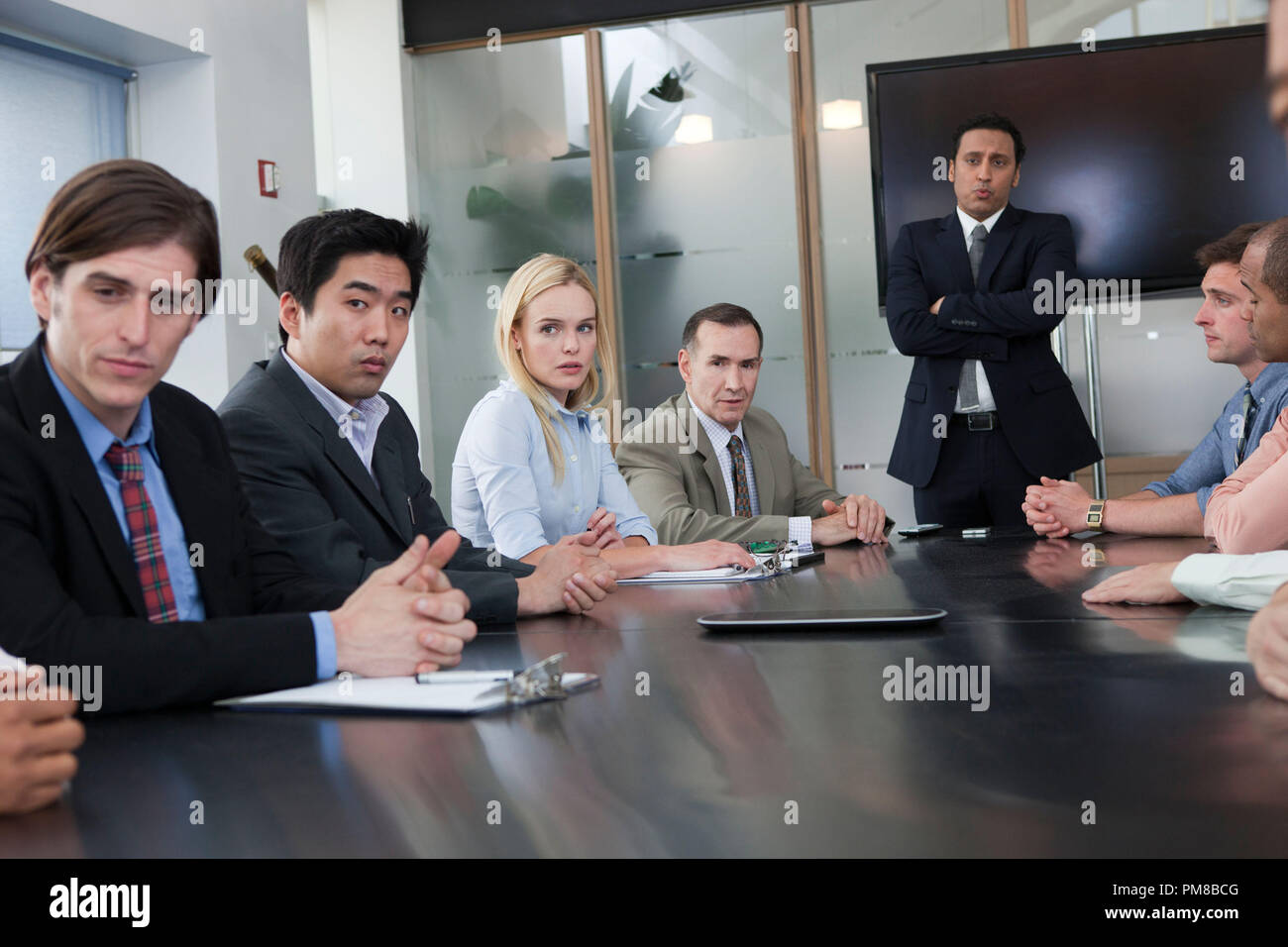 (Dritte von links.) Kate Bosworth und (stehend) Aasif Mandvi star im Film 43 der Relativitätstheorie Medien. © 2013 Film Productions, LLC Alle Rechte Vorbehalten. Stockfoto