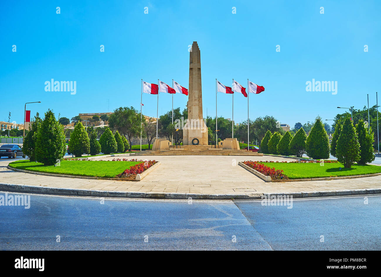 Das lateinische Kreuz Obelisk ist das Kriegerdenkmal zum Gedenken an die Toten des Ersten und Zweiten Weltkrieg, am Kreisverkehr von St. Anne Avenue, Floriana, Stockfoto