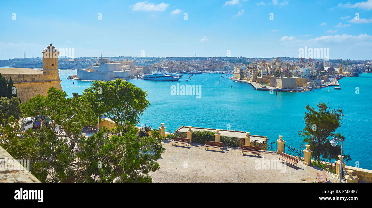 Panorama von Valletta Grand Harbour mit St Angelo Fort in Birgu, mittelalterliche Stadtmauern von Senglea, Aussichtspunkt Terrasse von Herbert Ganado Gardens und St. Pete Stockfoto