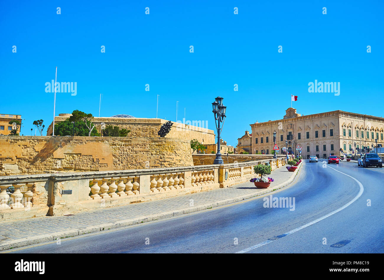 Der Aufstieg Girolamo Cassar Straße mit Blick auf den St. James Bastion an der linken und an der Auberge Castille auf die Entfernung, Valletta, Malta. Stockfoto