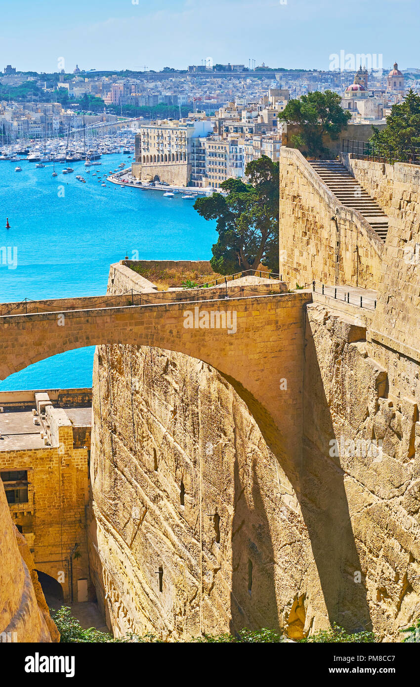 Die Steinerne Brücke zwischen den Teilen von St. Peter und Paul Bastion und counterguards, Valletta, Malta. Stockfoto