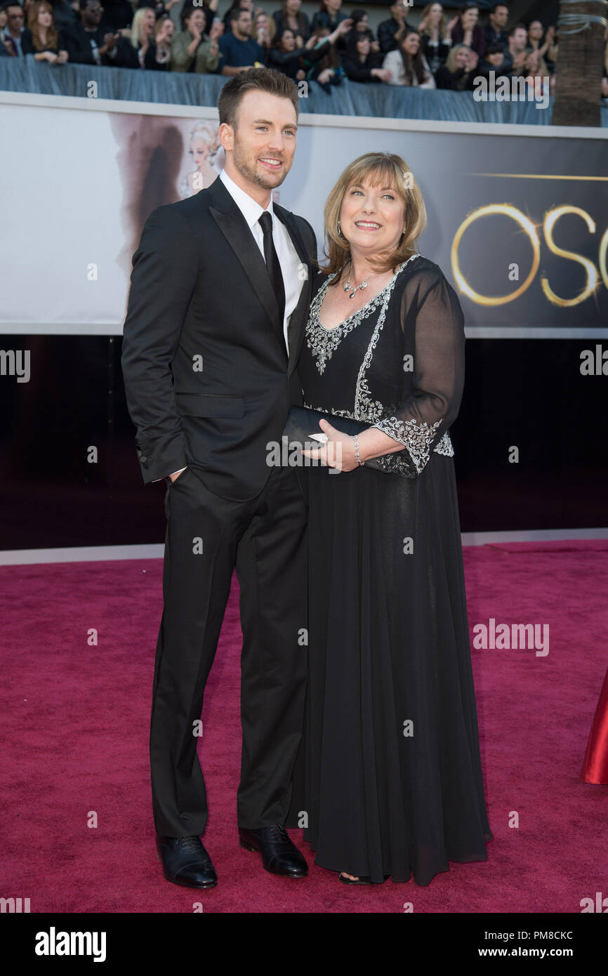 Chris Evans und Gast ankommen für die Oscars® auf der Dolby® Theater in Hollywood, CA, 24. Februar 2013. Stockfoto