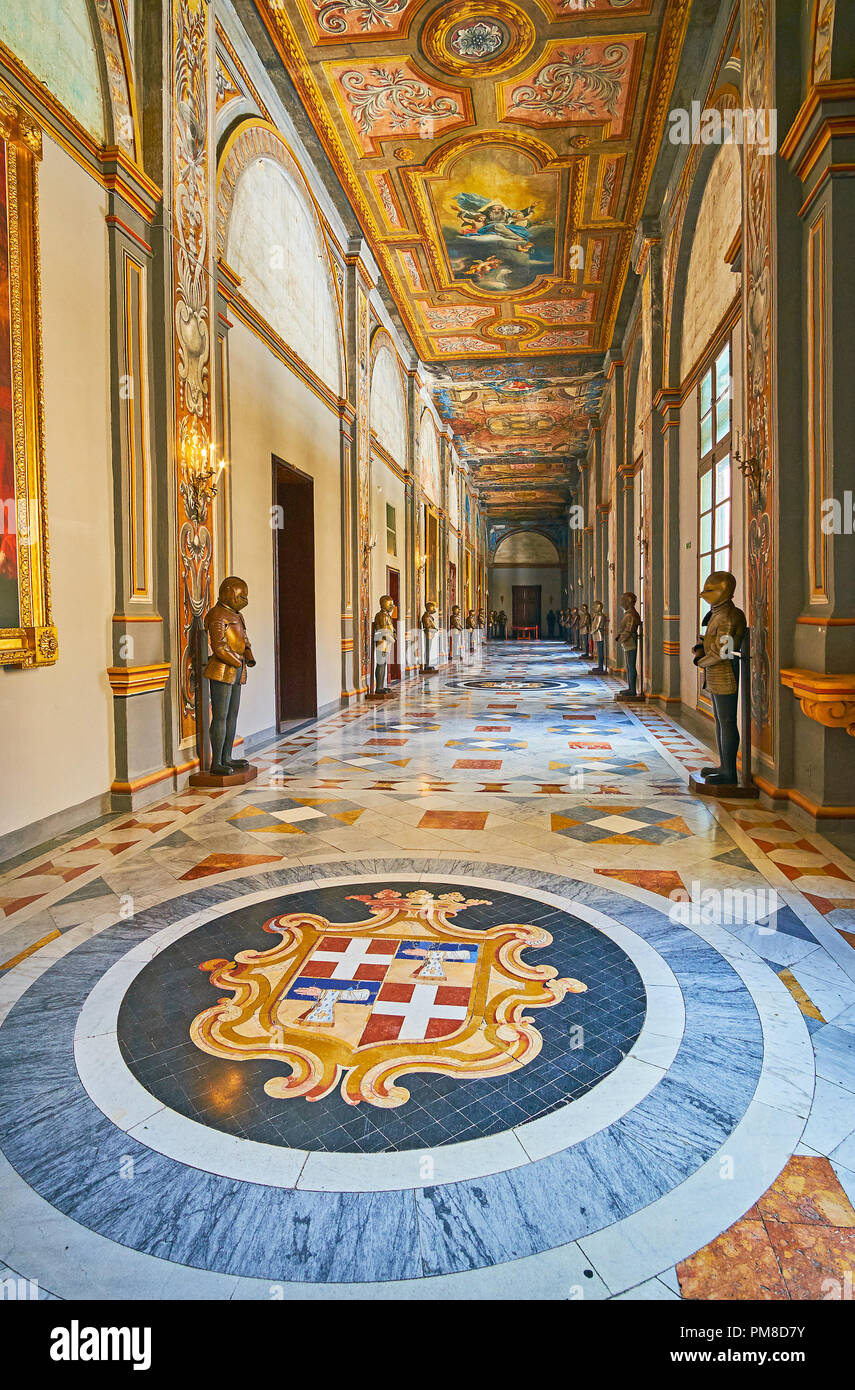 VALLETTA, MALTA - 17. JUNI 2018: Der Flur der Grandmaster Palast mit reich verzierten Decke und Stein Mosaik auf dem Boden, am 17. Juni im Valle Stockfoto