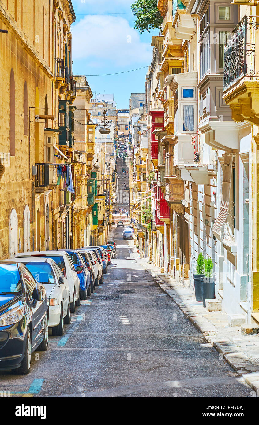Die alte St Paul Street erstreckt sich entlang der Hügel von Valletta, hat es viele Anstiege und Abfahrten, Malta. Stockfoto