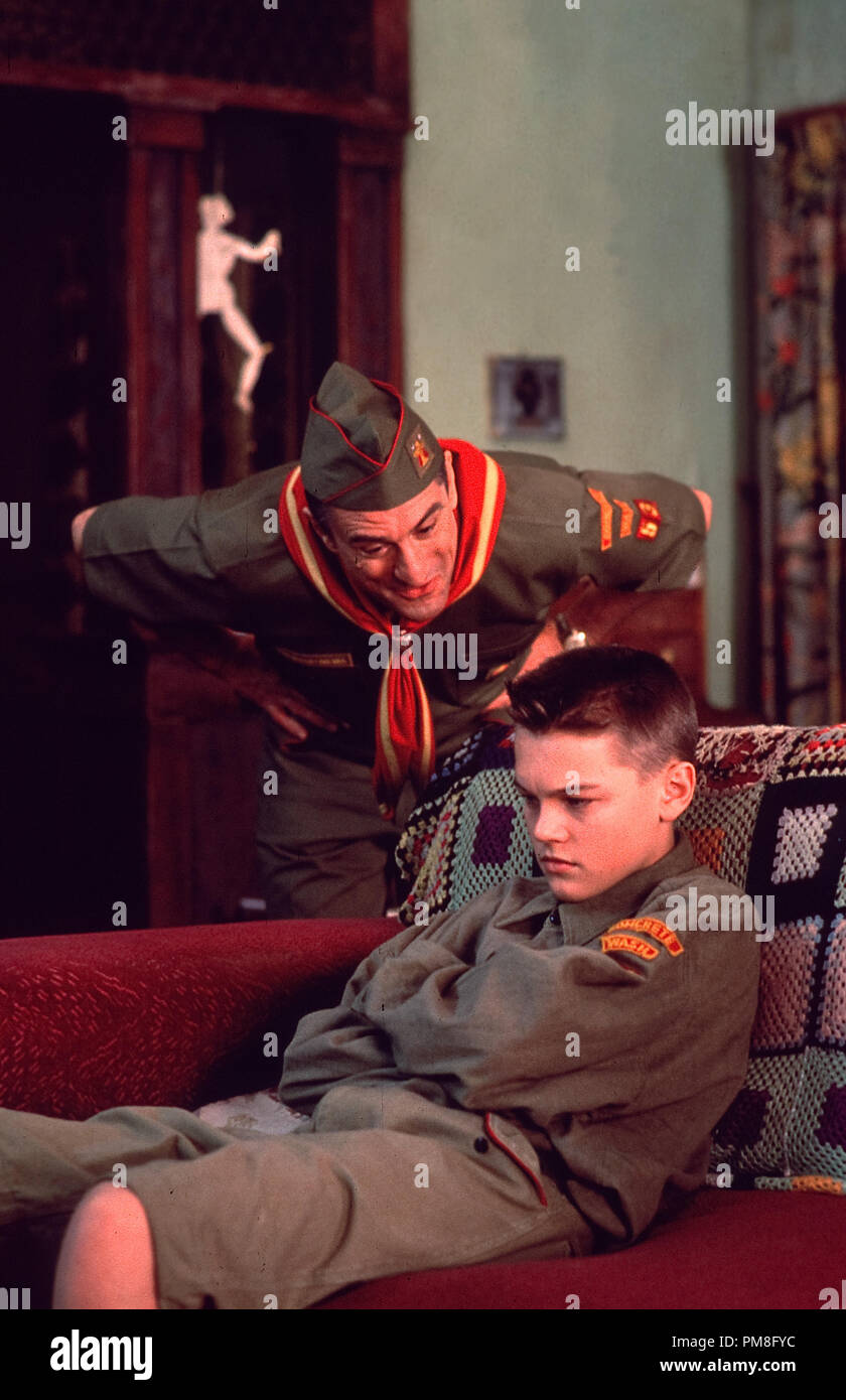 Film Still / Werbung immer noch von "Dieses Leben" des jungen Robert De Niro, Leonardo DiCaprio © 1993 Warner Photo Credit: Takashi Seida Datei Referenz # 31371040 THA nur für redaktionelle Verwendung Alle Rechte vorbehalten Stockfoto