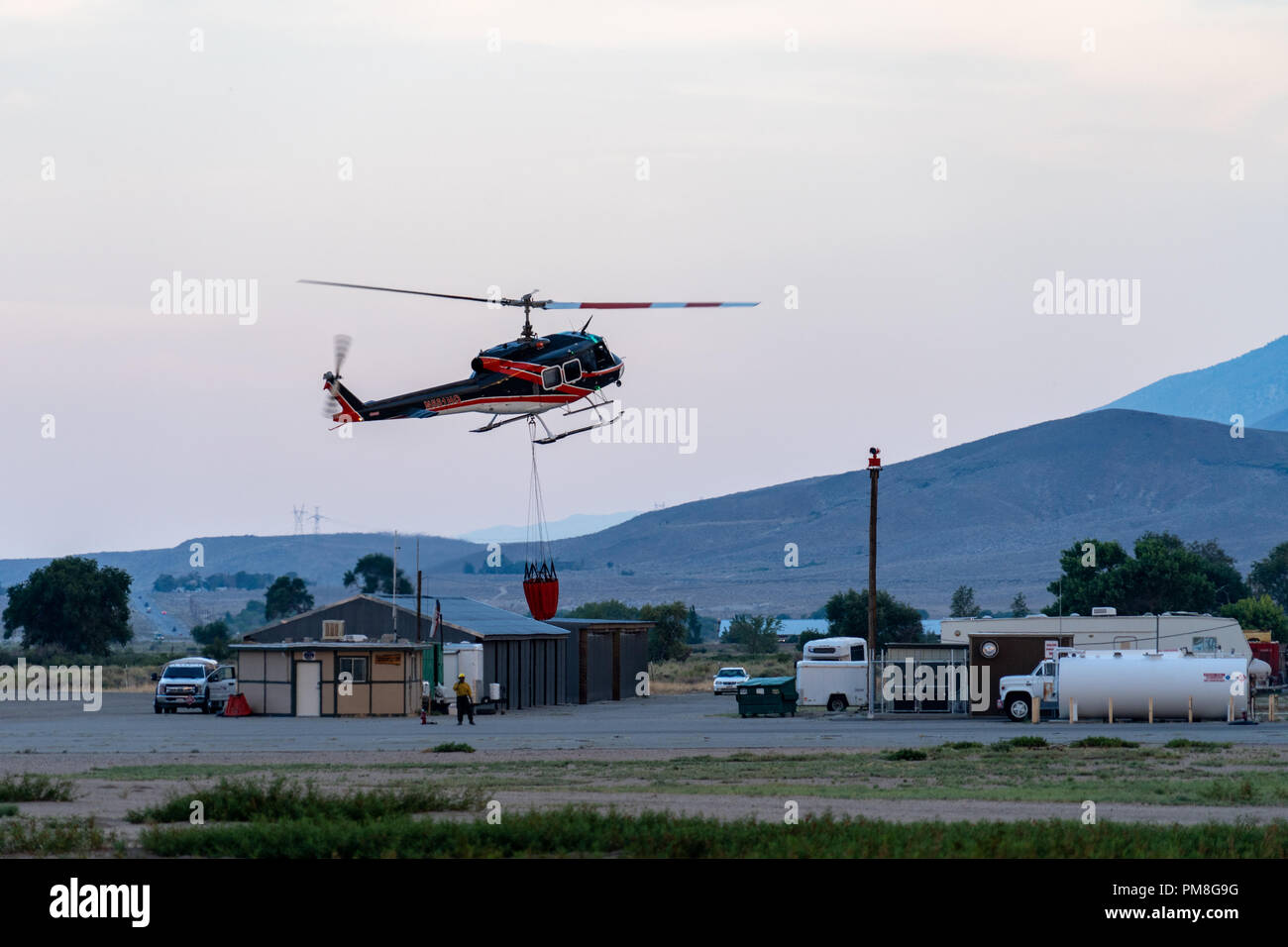 Ein Hubschrauber hebt ab Lone Pine Airport zu unterstützen der wildfire in der östlichen Sierra Nevada zu löschen Stockfoto