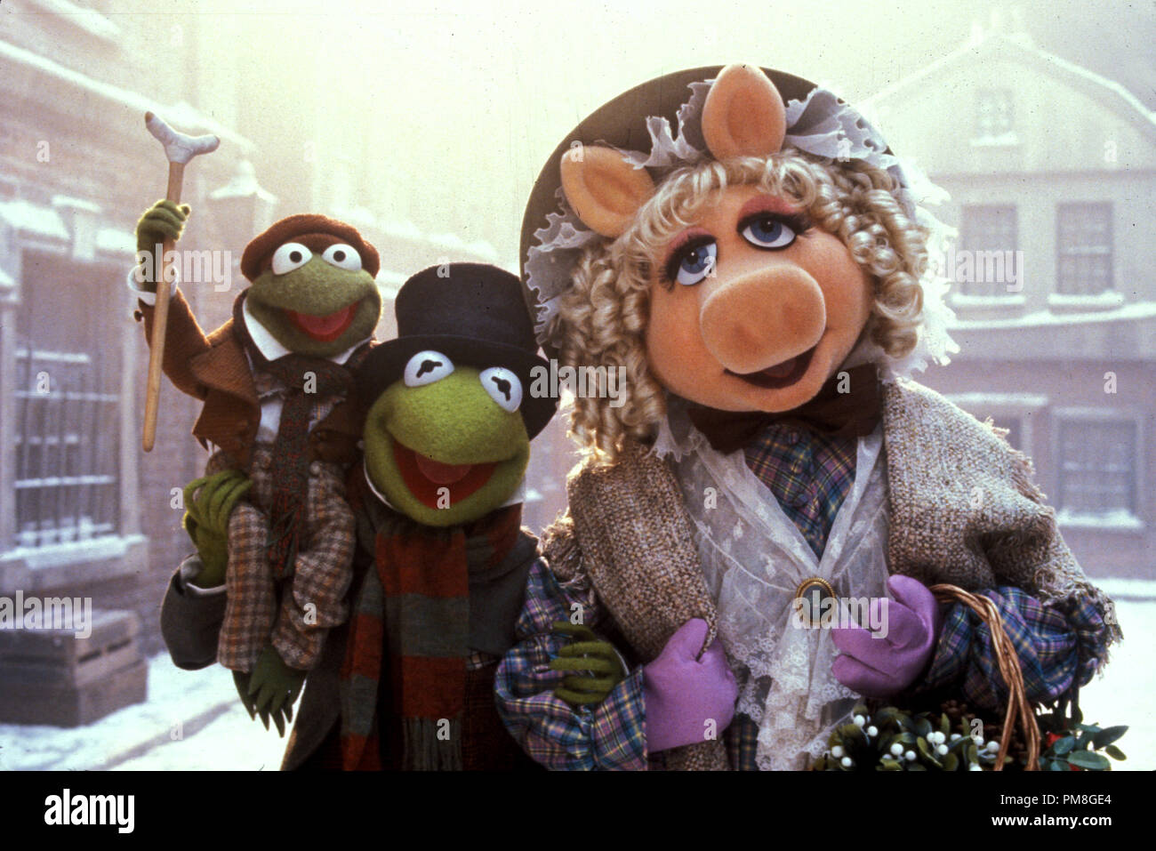 Film Still oder Werbung immer noch von der "Muppet Christmas Carol" Kermit der Frosch, Miss Piggy © 1992 Jim Henson Productions Photo Credit: Stephen F. Morley Alle Rechte vorbehalten Datei Referenz # 31487 301 die THA für die redaktionelle Nutzung nur Stockfoto
