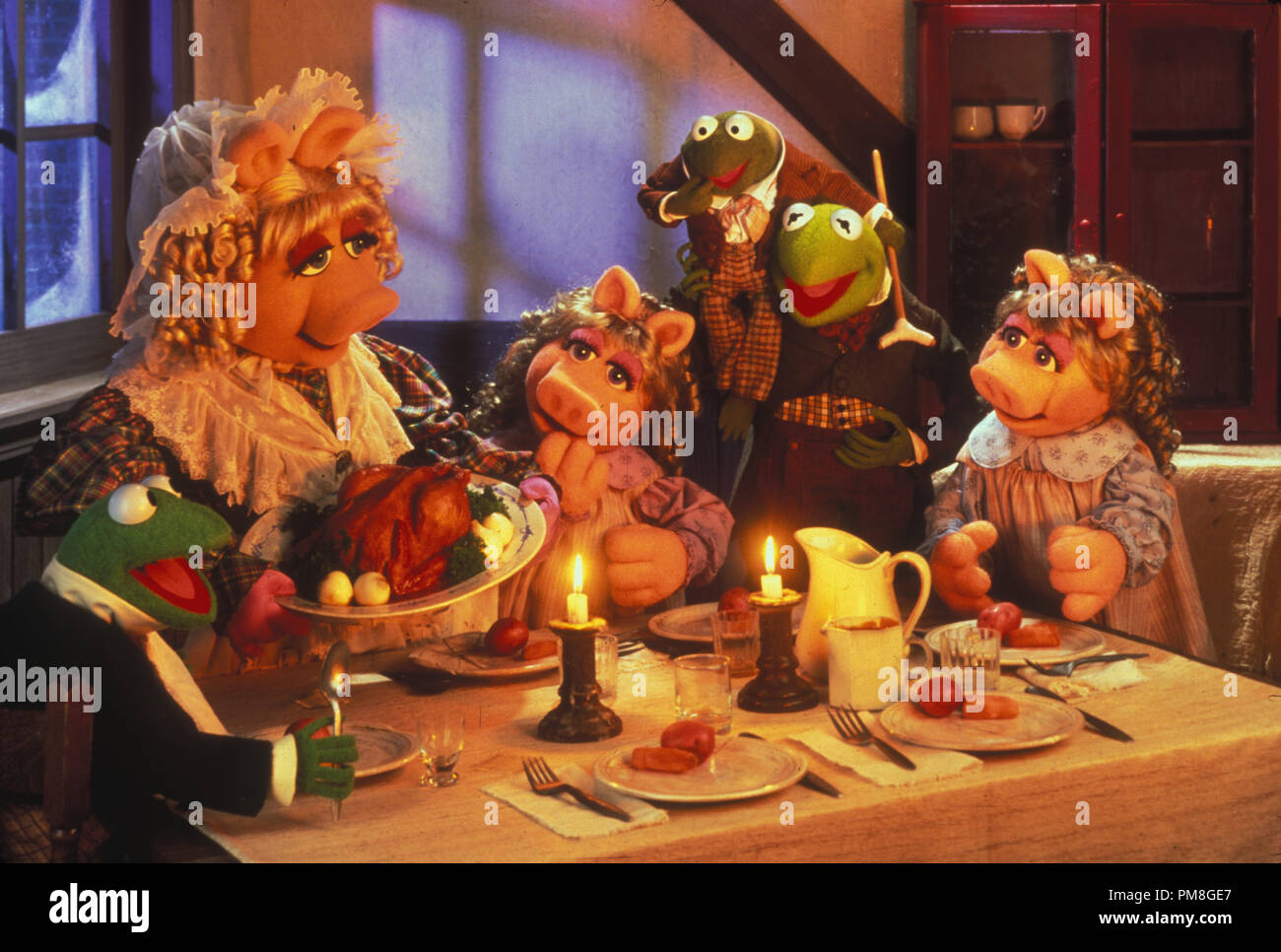 Film Still oder Werbung immer noch von der "Muppet Christmas Carol' Miss Piggy und Kermit der Frosch © 1992 Jim Henson Productions Photo Credit: Stephen F. Morley Alle Rechte vorbehalten Datei Referenz # 31487 302 THA für die redaktionelle Nutzung nur Stockfoto