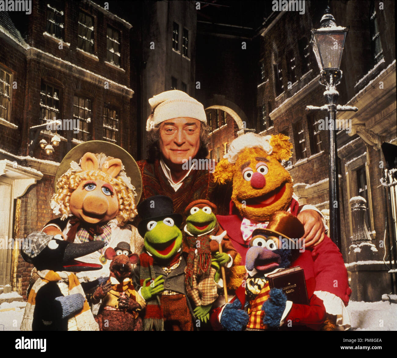 Film Still oder Werbung immer noch von der "Muppet Christmas Carol' Miss Piggy, Rizzo die Ratte, Kermit der Frosch, Fozzie Bär, der Große Gonzo, Michael Caine © 1992 Jim Henson Productions Photo Credit: Terry O'Neill Alle Rechte vorbehalten Datei Referenz # 31487 303 THA für die redaktionelle Nutzung nur Stockfoto