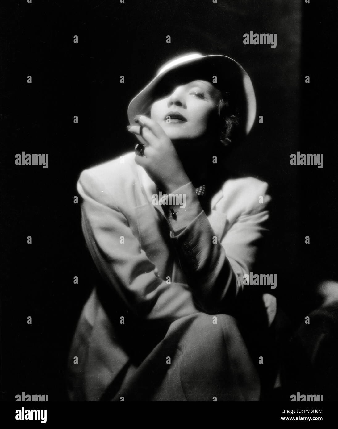 (Archival Classic Cinema - Marlene Dietrich Retrospektive) Marlene Dietrich, circa 1934 File Reference # 31496 079THA Stockfoto