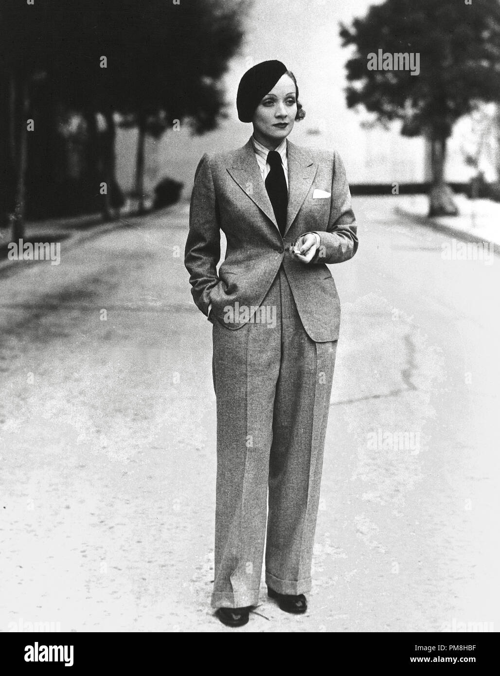 (Archival Classic Cinema - Marlene Dietrich Retrospektive) Marlene Dietrich, circa 1935 File Reference # 31496 114THA Stockfoto