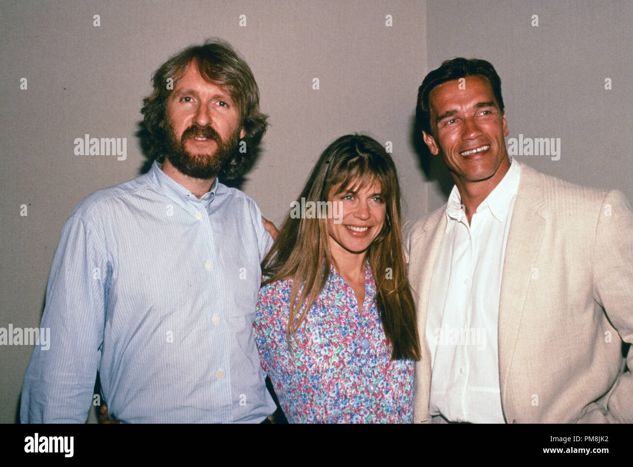Arnold Schwarzenegger, Linda Hamilton, James Cameron in der 'Terminator' Pressekonferenz 1984 © GFS/Hollywood Archiv - Alle Rechte vorbehalten File Reference # 31515 465 Stockfoto