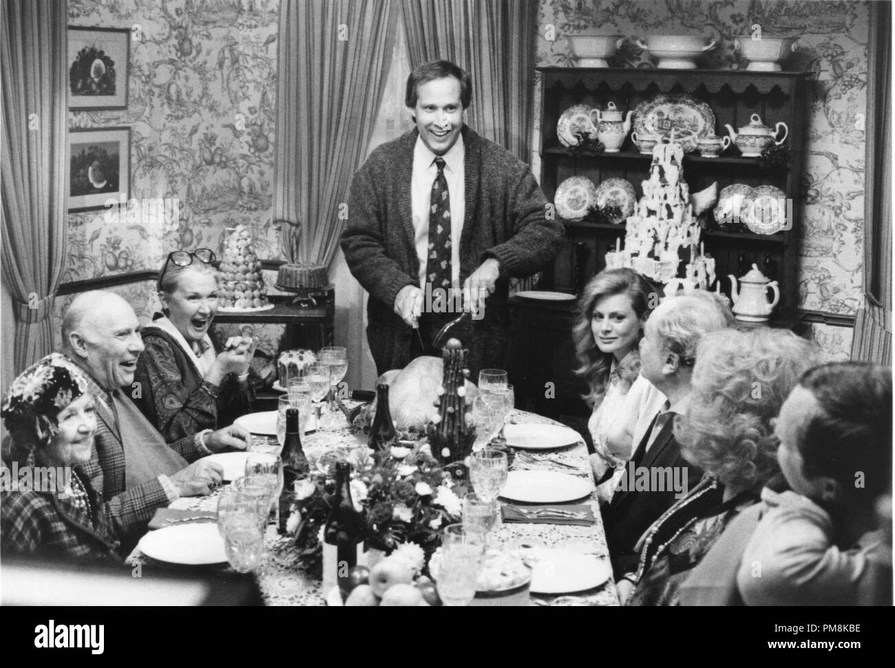 Film Still oder Werbung noch von 'National Lampoon Christmas Vacation' Chevy Chase, Beverly D'Angelo, z. B. Marshall, Doris Roberts, Randy Quaid, Mae Questel, John Randolph, Diane Ladd © 1989 Warner Alle Rechte vorbehalten Datei Referenz # 31623086 THA für die redaktionelle Nutzung nur Stockfoto