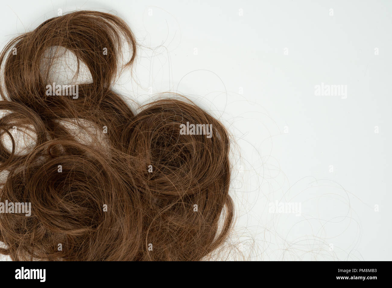 Schlösser von der schönen braunen Haar locken auf weißem Hintergrund Stockfoto