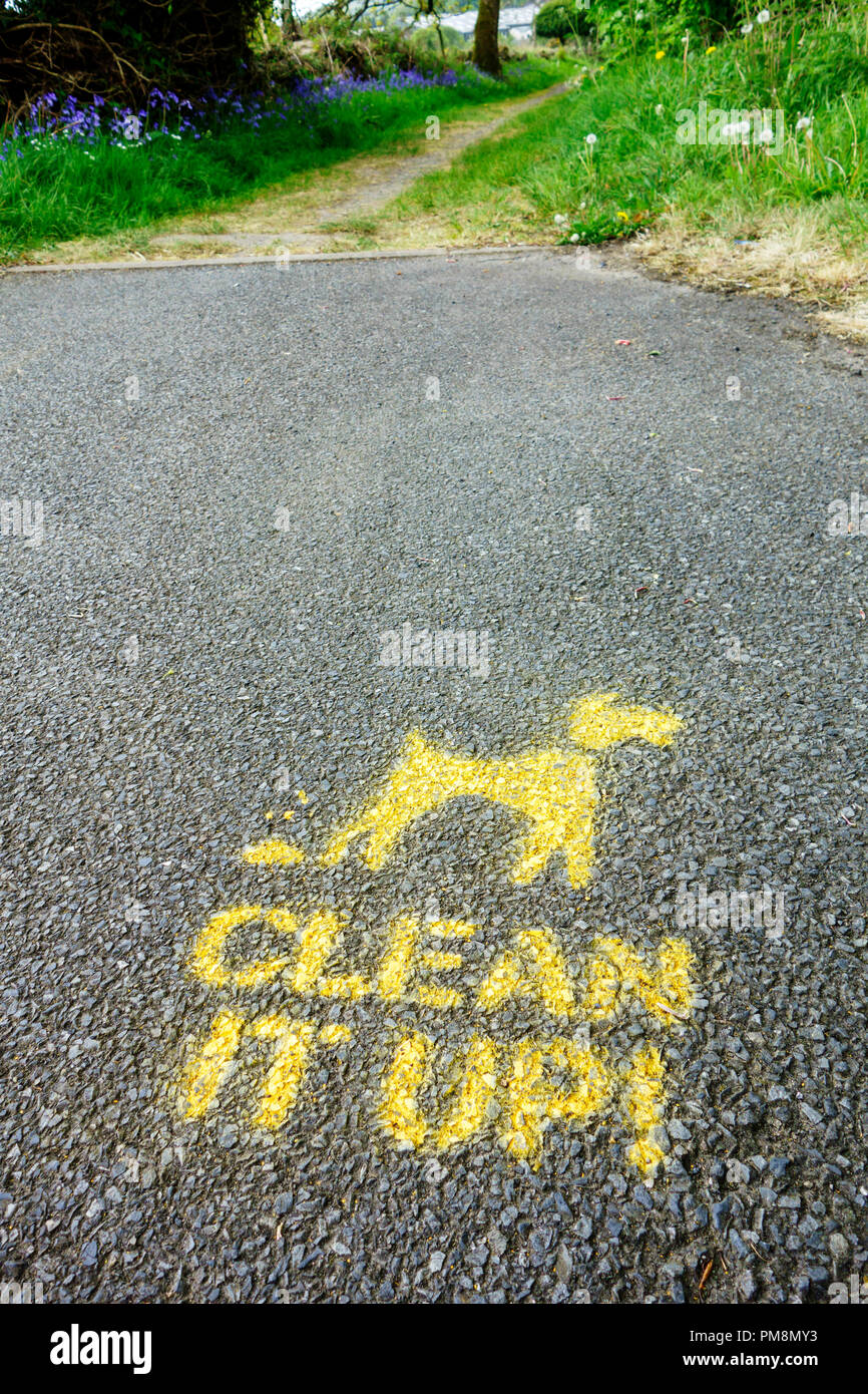 Sauber Hundehaufen Markierungen auf dem Weg. Großbritannien Stockfoto