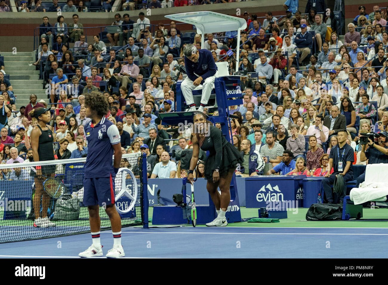 Serena Williams (USA) argumentiert mit Stuhl-schiedsrichter Carlos Ramos wie Naomi Osaka Uhren während der Endrunden der Frauen an den 2018 US Open Tennis. Stockfoto