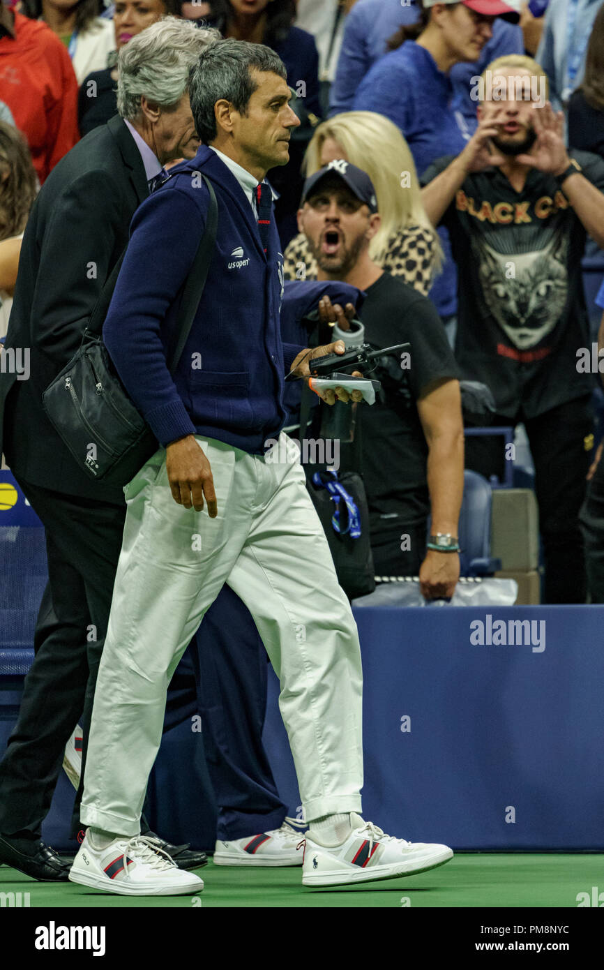 Stuhl-schiedsrichter Carlos Ramos während der Endrunden der Frauen an den 2018 US Open Tennis. Stockfoto