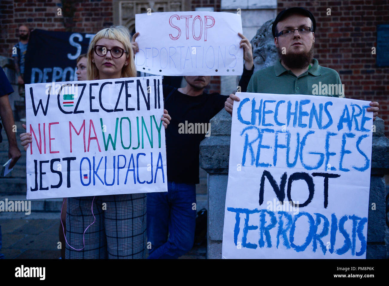 Die Demonstranten Plakate gesehen, während eines Protestes gegen die Deportation der Tschetschenen Flüchtlinge von der polnischen Regierung am Hauptplatz. Polnische menschlichen rechten Demonstranten auf dem Marktplatz von Krakau die polnische Regierung die Entscheidung über die Abschiebung tschetschenischen Flüchtlinge zurück nach Russland zu verlangen. Der Protest organisierten Deportationen aufgrund Azamat Bayduev Entführung zu stoppen, einem tschetschenischen Flüchtling, der nach Russland aus Polen am 31. August 2018 deportiert wurde und gewaltsam am nächsten Tag verschwunden. Stockfoto