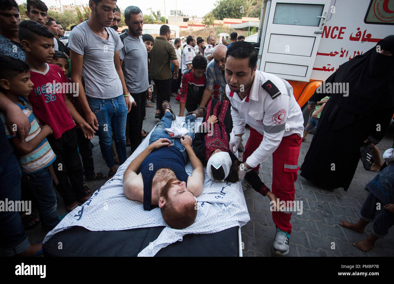Verletzte Demonstranten, die Al-Awde Krankenhaus in Gaza Stadt gebracht wird, nachdem die Israelische Marine Kraft mit Maschinengewehr und Benzinkanister zu den Demonstranten, die Segel aus dem nördlichen Gazastreifen mit Fischerbooten, in der Hoffnung, den seit zehn Jahren andauernden Blockade der Küstenenklave eingestellt. Stockfoto