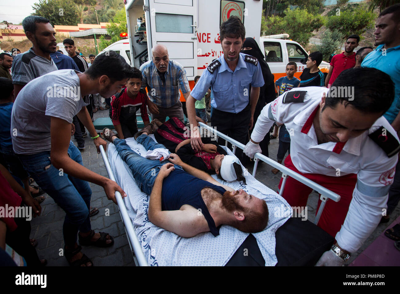 Verletzte Demonstranten, die Al-Awde Krankenhaus in Gaza Stadt gebracht wird, nachdem die Israelische Marine Kraft mit Maschinengewehr und Benzinkanister zu den Demonstranten, die Segel aus dem nördlichen Gazastreifen mit Fischerbooten, in der Hoffnung, den seit zehn Jahren andauernden Blockade der Küstenenklave eingestellt. Stockfoto