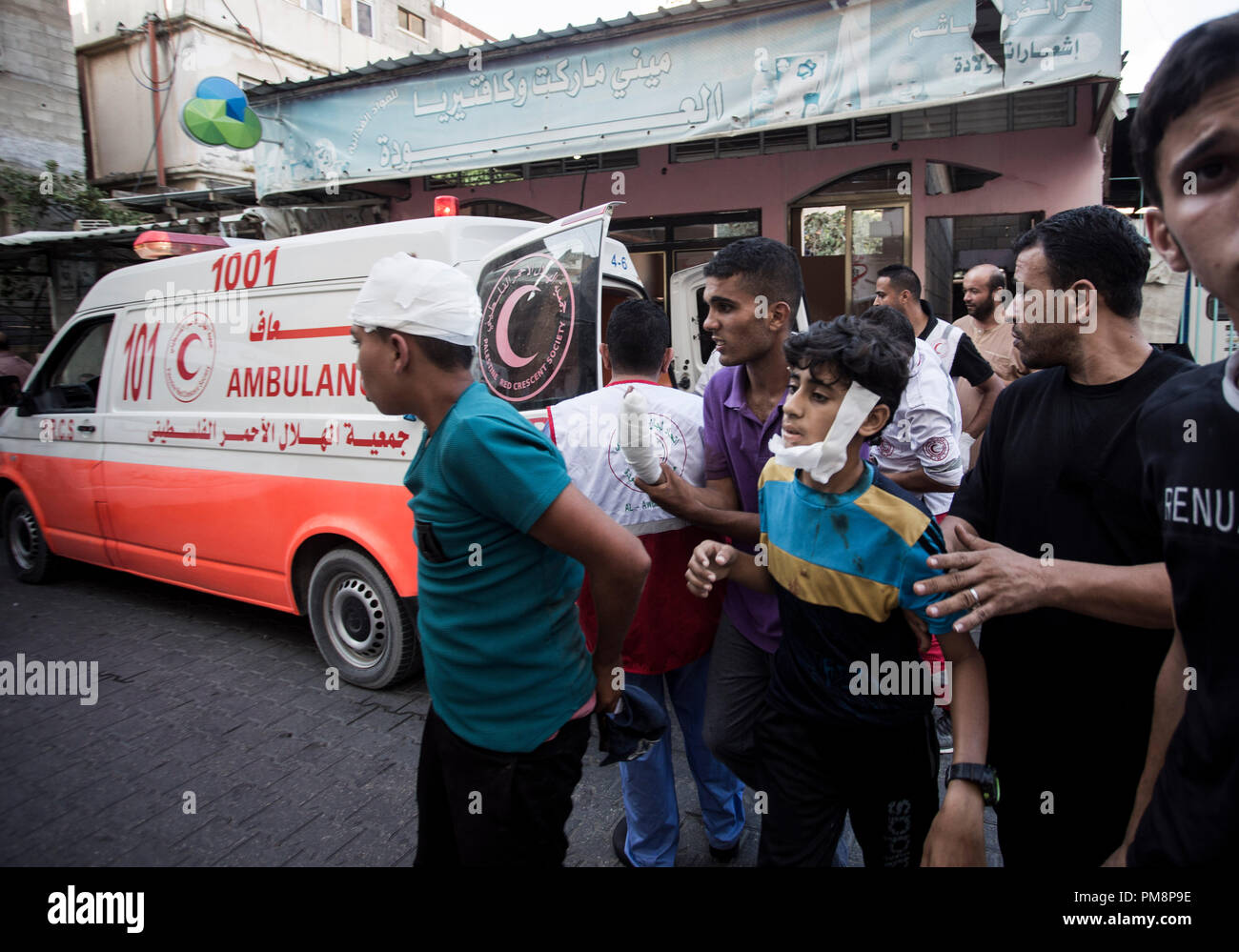 Ein verwundeter Demonstrant in die Al-Awde Krankenhaus in Gaza Stadt kaufte, nachdem die Israelische Marine Kraft mit Maschinengewehr und Benzinkanister zu den Demonstranten, die Segel aus dem nördlichen Gazastreifen mit Fischerbooten, in der Hoffnung, den seit zehn Jahren andauernden Blockade der Küstenenklave eingestellt. Stockfoto