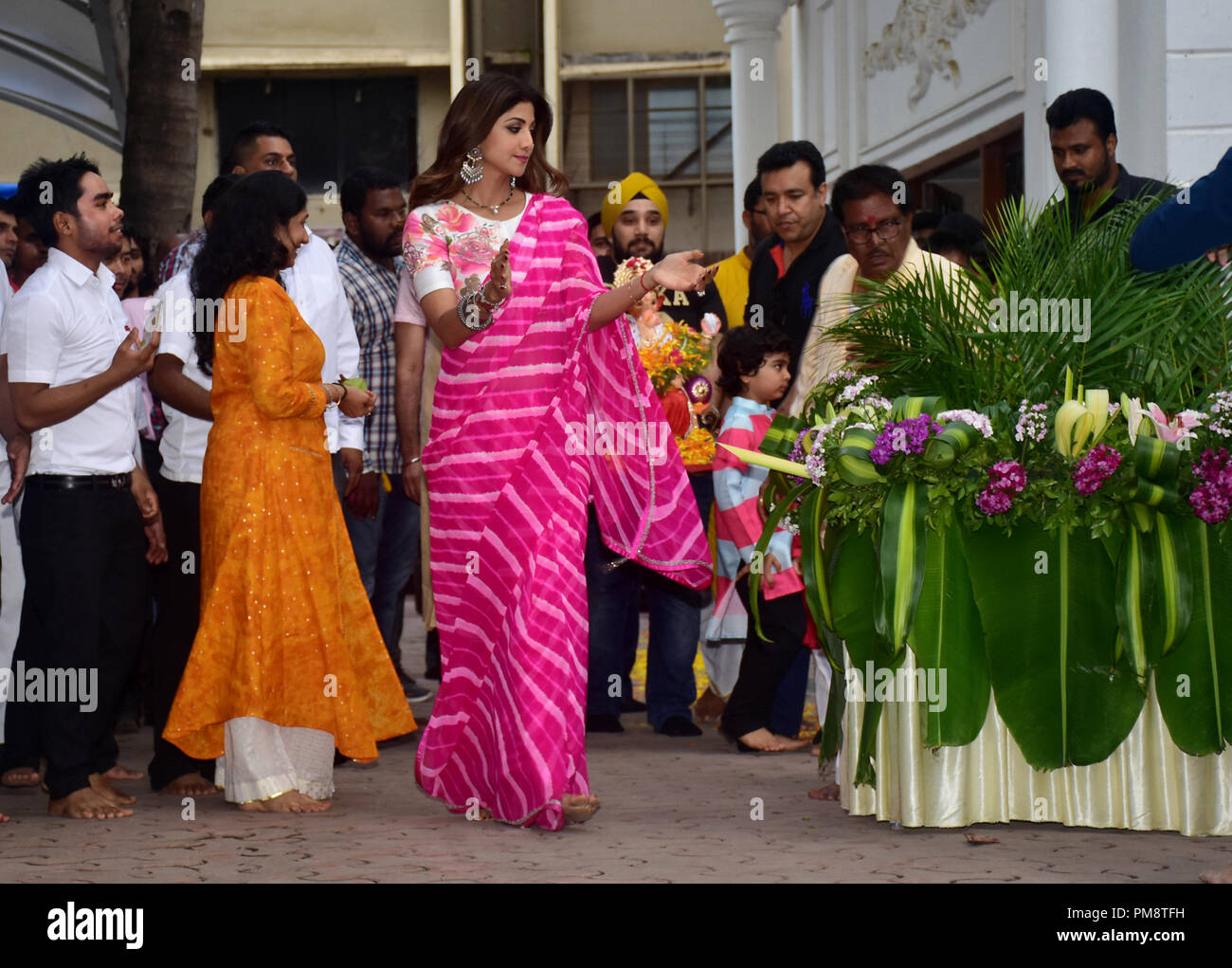 Indische Schauspielerin Shilpa Shetty gesehen Freude während einer Prozession an ihrem Haus. Eine Prozession für das Eintauchen der ein Idol der elefantenköpfige Hindu Gott Lord Ganesh, Hindu devotees home Idole von Lord Ganesha, um seinen Segen für Weisheit und Wohlstand zu berufen. Stockfoto