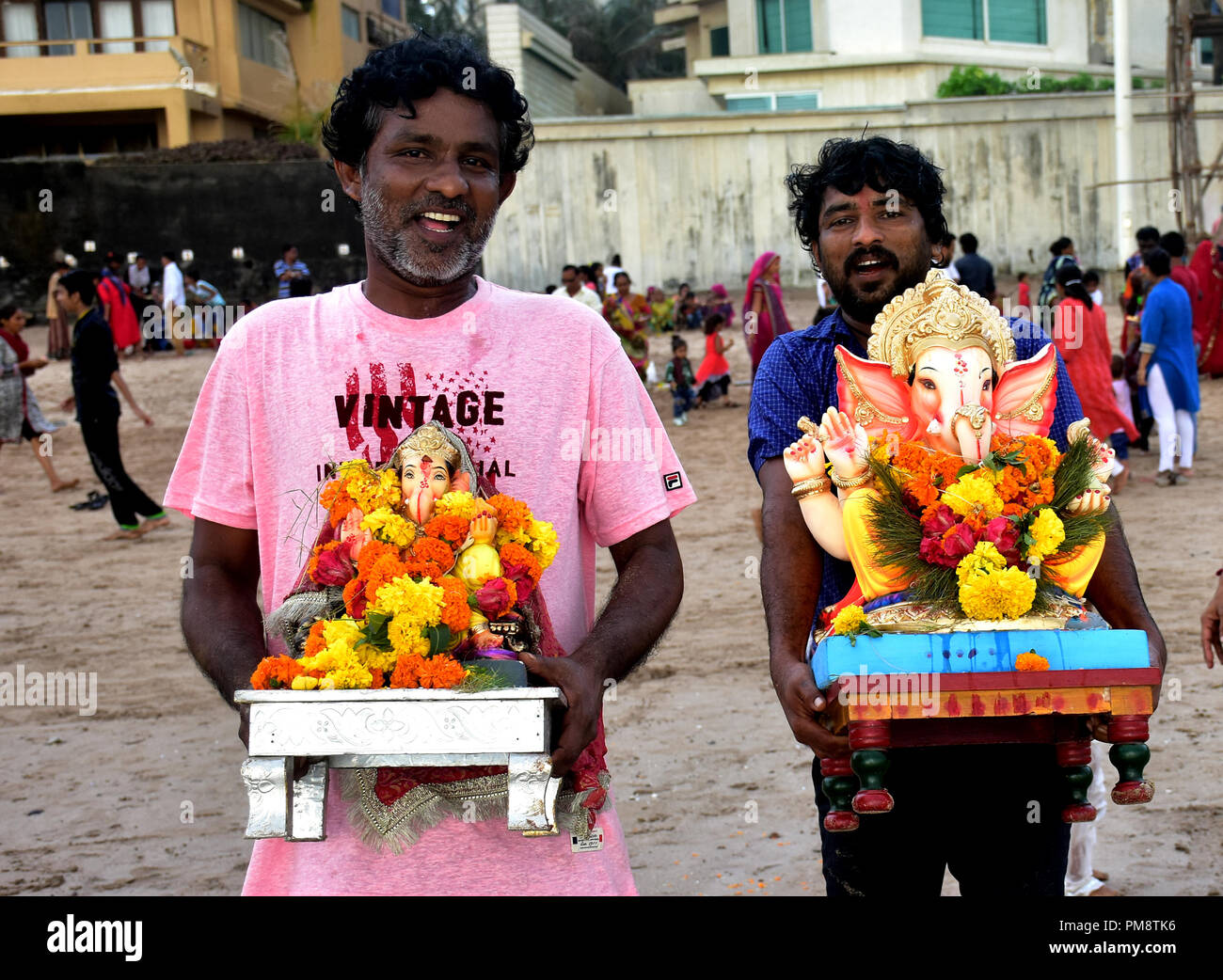 Indisch-hinduistischen Anhänger gesehen, die ein Idol für Immersion während des zehntägigen Festival. Immersion der elefantenköpfige Ganesha Hindu Gott im Arabischen Meer am Juhu Beach auf der einen und einen halben Tag der 10-tägige Festival Ganesh Chaturthi in Mumbai. Hindu devotees zu Hause Idole von Lord Ganesha, um seinen Segen für Weisheit und Wohlstand zu berufen. Stockfoto