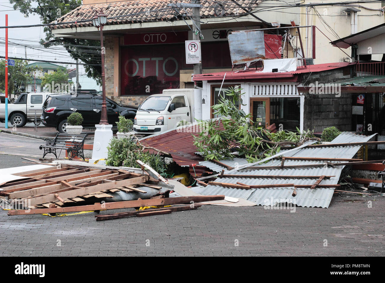 Ein Haufen von beschädigten Eigentums nach einem starken Taifun die Gegend am 14. September 2018 um 5:30 Uhr getroffen. Am 14. September 2018, Super Typhoon Mangkhut auf den Philippinen mit Windgeschwindigkeiten von 205 Kilometern pro Stunde (km/h) und Böen bis 255 km/h. Mehr als tausend philippinischen Bürger im ganzen Land betroffen sind. Meteorologen haben die Manghut als stärkste ofthe Typhoon dieses Jahr genannt. Mangkhut ist der 15 Sturm der Philippinen in diesem Jahr zerschlagen. Stockfoto