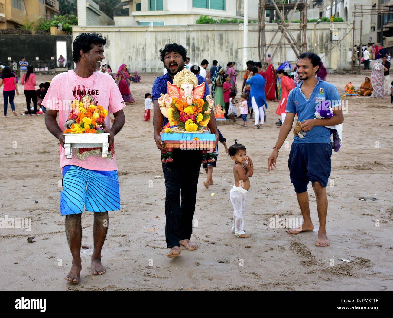 Indisch-hinduistischen Anhänger gesehen, die ein Idol für Immersion während des zehntägigen Festival. Immersion der elefantenköpfige Ganesha Hindu Gott im Arabischen Meer am Juhu Beach auf der einen und einen halben Tag der 10-tägige Festival Ganesh Chaturthi in Mumbai. Hindu devotees zu Hause Idole von Lord Ganesha, um seinen Segen für Weisheit und Wohlstand zu berufen. Stockfoto