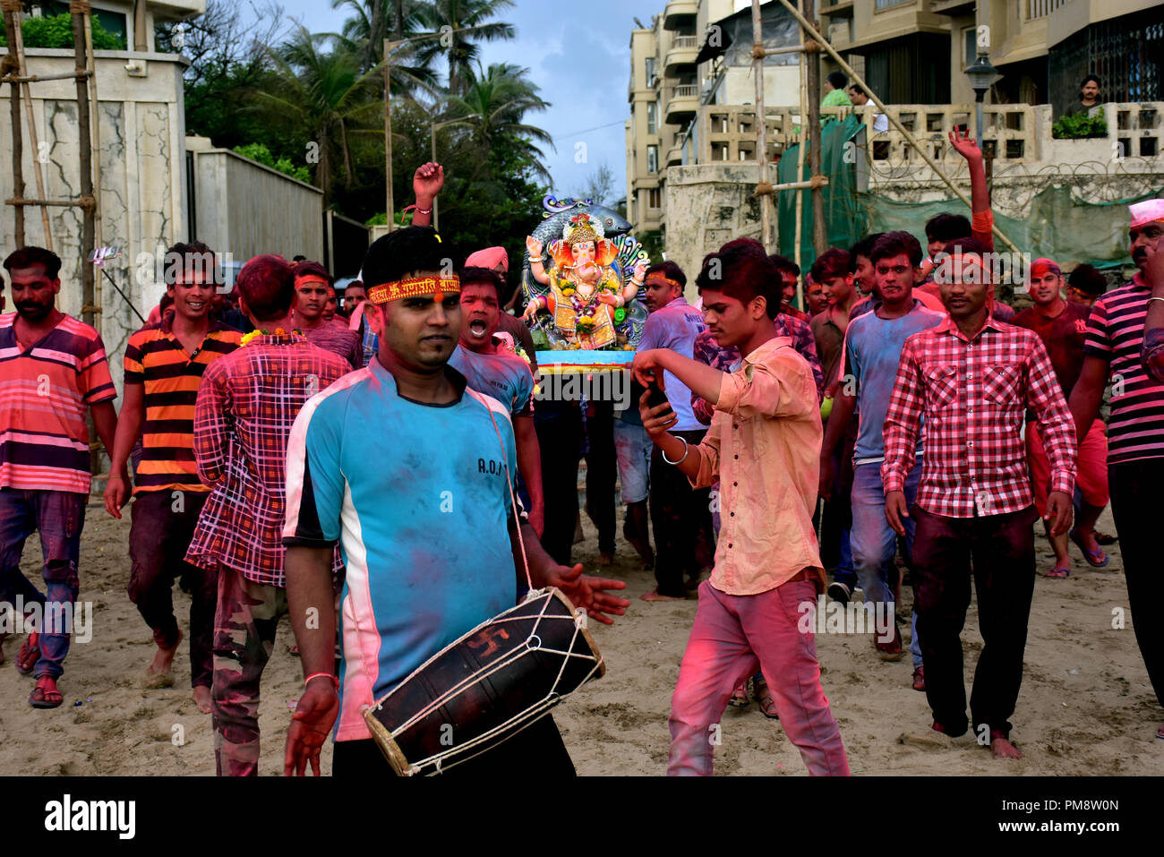 Hindu devotee alle farbigen mit einem Idol für Immersion während des zehntägigen Festival gesehen. Immersion der elefantenköpfige Ganesha Hindu Gott im Arabischen Meer am Juhu Beach auf der einen und einen halben Tag der 10-tägige Festival Ganesh Chaturthi in Mumbai. Hindu devotees zu Hause Idole von Lord Ganesha, um seinen Segen für Weisheit und Wohlstand zu berufen. Stockfoto