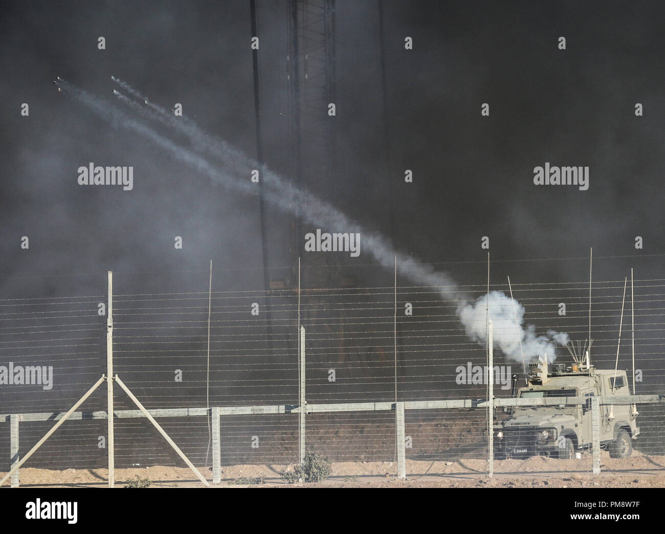 Die israelischen Streitkräfte gesehen Befeuerung Gas während der Auseinandersetzungen. Auseinandersetzungen zwischen palästinensischen Demonstranten und israelischen Kräfte während eines Protestes entlang der israelischen Zaun östlich von Gaza-stadt. Stockfoto