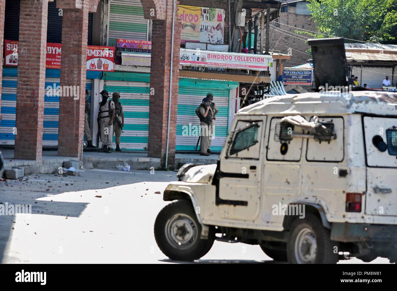 Ein polizeifahrzeug ist auf Patrouille bei den Auseinandersetzungen gesehen. Auseinandersetzungen ausgebrochen zwischen Demonstranten und die Indische Regierung in Kaschmir Kräfte bald nach dem Freitag gemeindliche Gebete in der Großen Moschee endete in Srinagar. Stockfoto