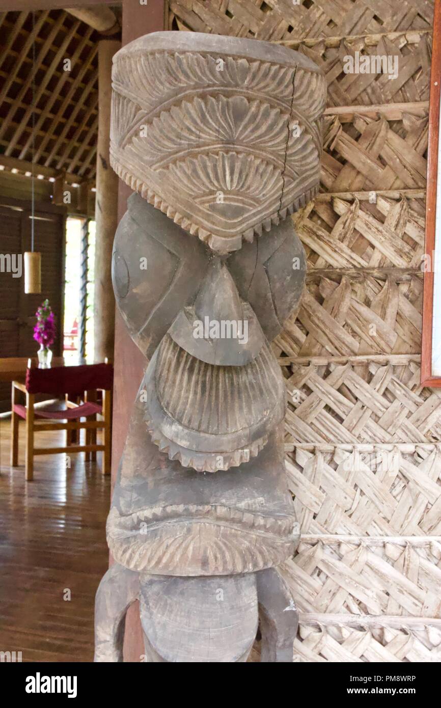 Traditionelle Tongan Holzschnitzerei tiki Skulptur Stockfoto
