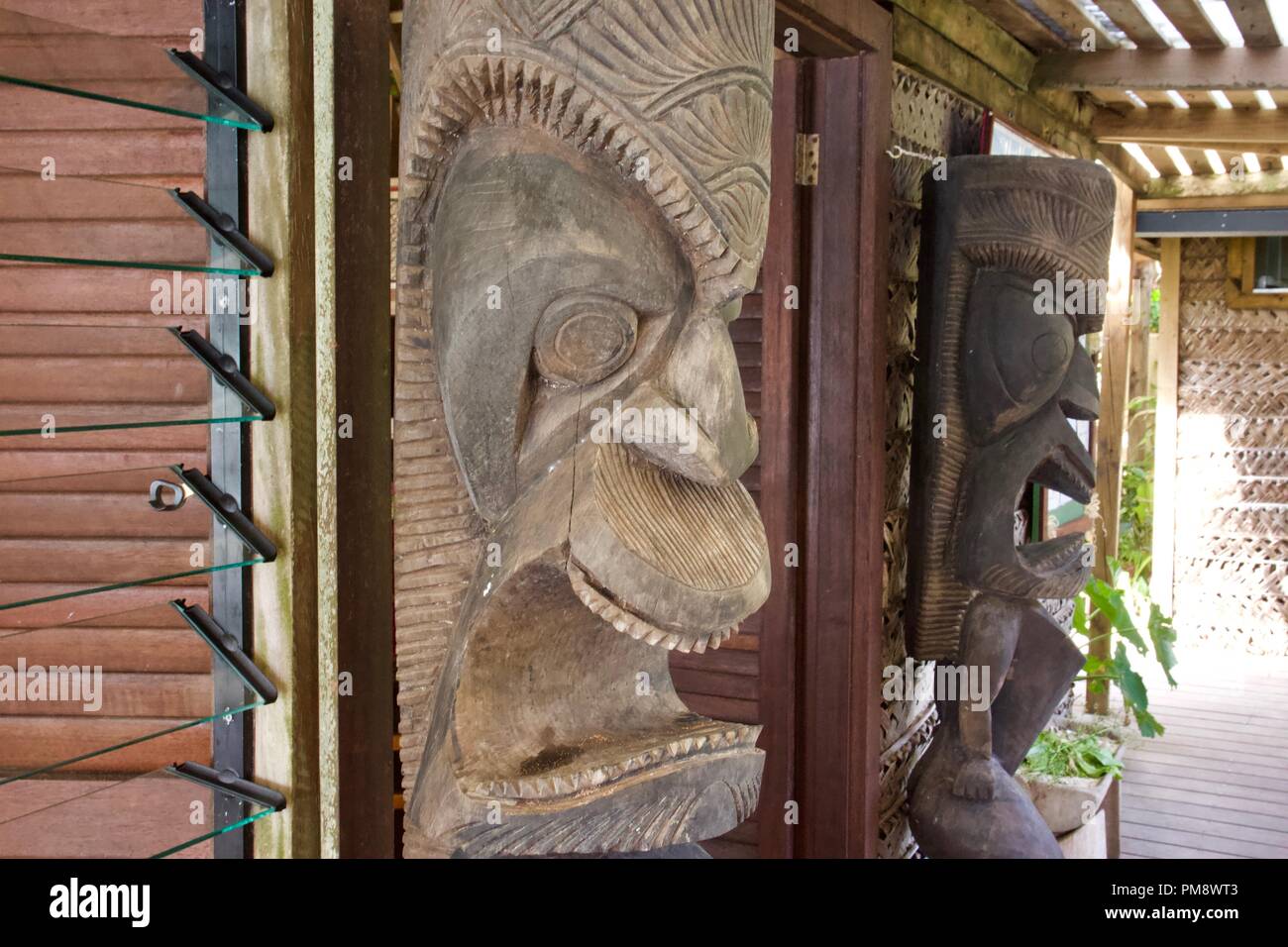 Traditionelle Tongan Holzschnitzerei Tiki Skulpturen Stockfoto