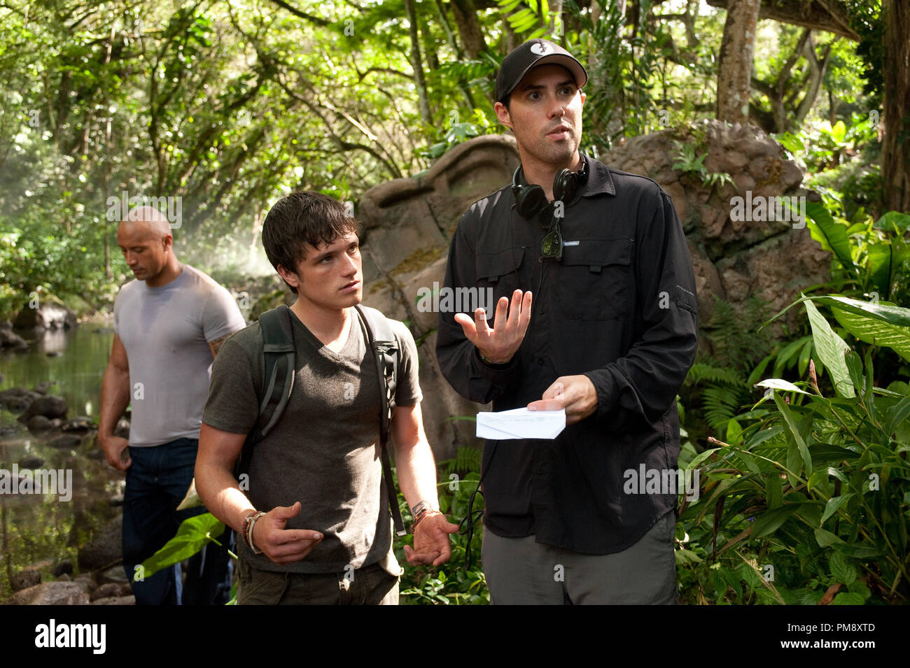 (L - r) Dwayne Johnson, Josh Hutcherson, und Regisseur Brad Peyton vor Ort während der Dreharbeiten von New Line Cinemas Familie Abenteuer Reise 2: Die geheimnisvolle Insel, ein Warner Bros.-Bilder freigeben. Stockfoto