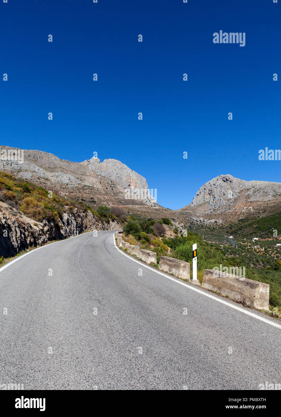 Der A-335 Straße nach El Boquete de Zafarraya, ein Berg der Cordillera Penibética, Sierra de Alhama, Andalusien, Spanien Stockfoto