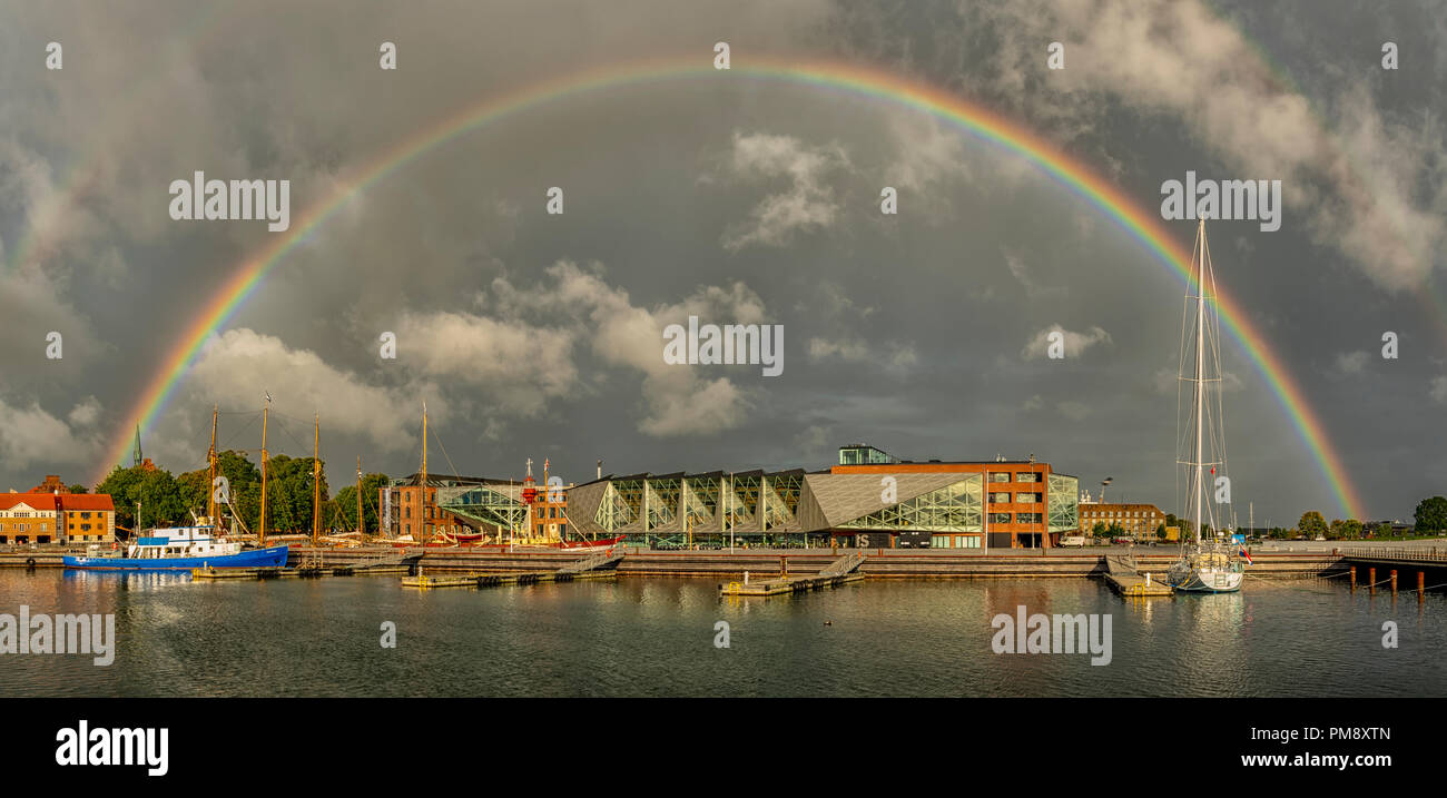 Ein voller Regenbogen Bögen über die Art Gallery in Helsingor, Dänemark. Stockfoto