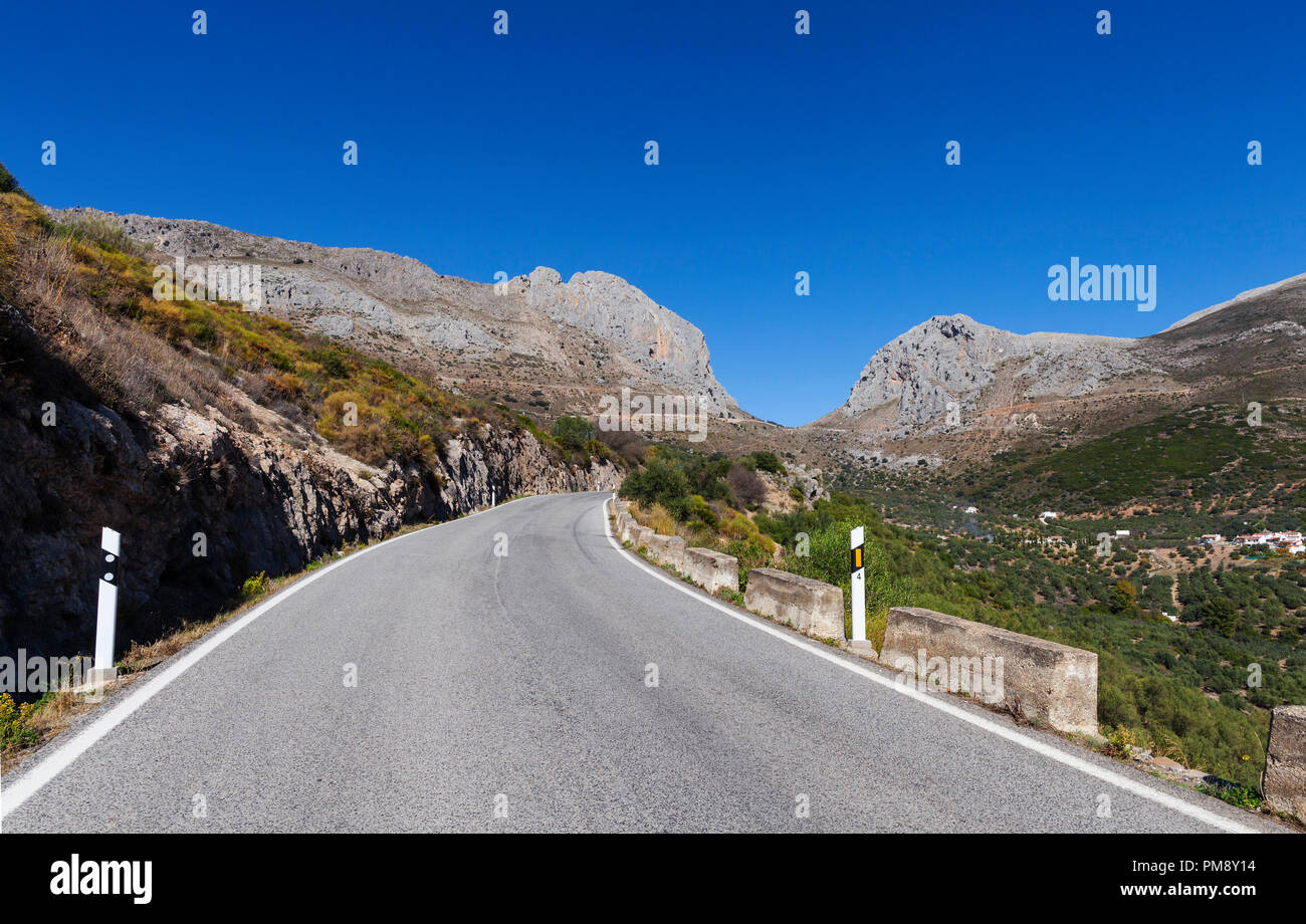 Der A-335 Straße nach El Boquete de Zafarraya, ein Berg der Cordillera Penibética, Sierra de Alhama, Andalusien, Spanien Stockfoto