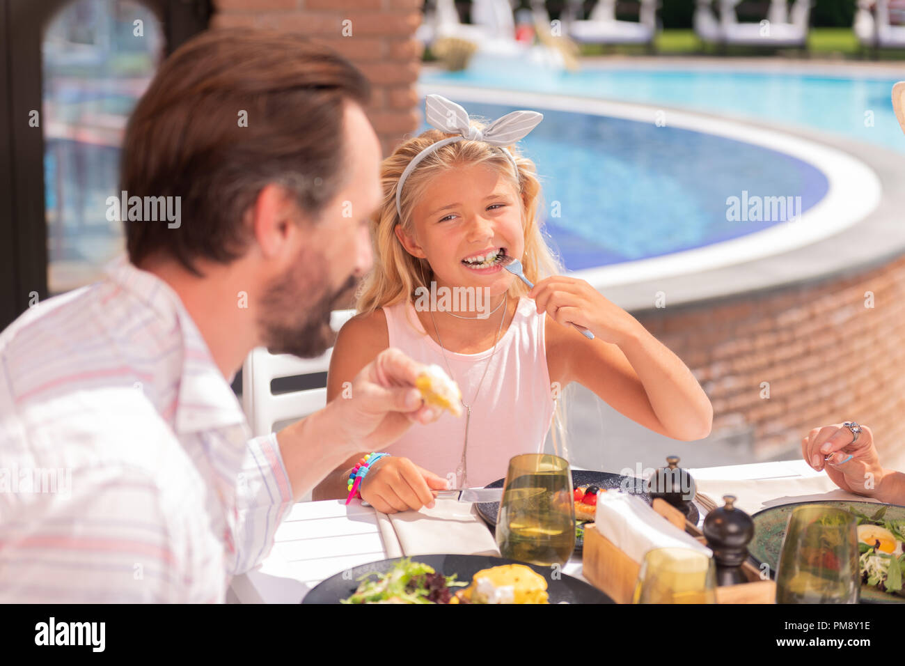 Glückliches Mädchen ihr leckeres Essen genießen, erfreut Stockfoto Glückliches Mädchen ihr leckeres Essen genießen, erfreut Stockfoto