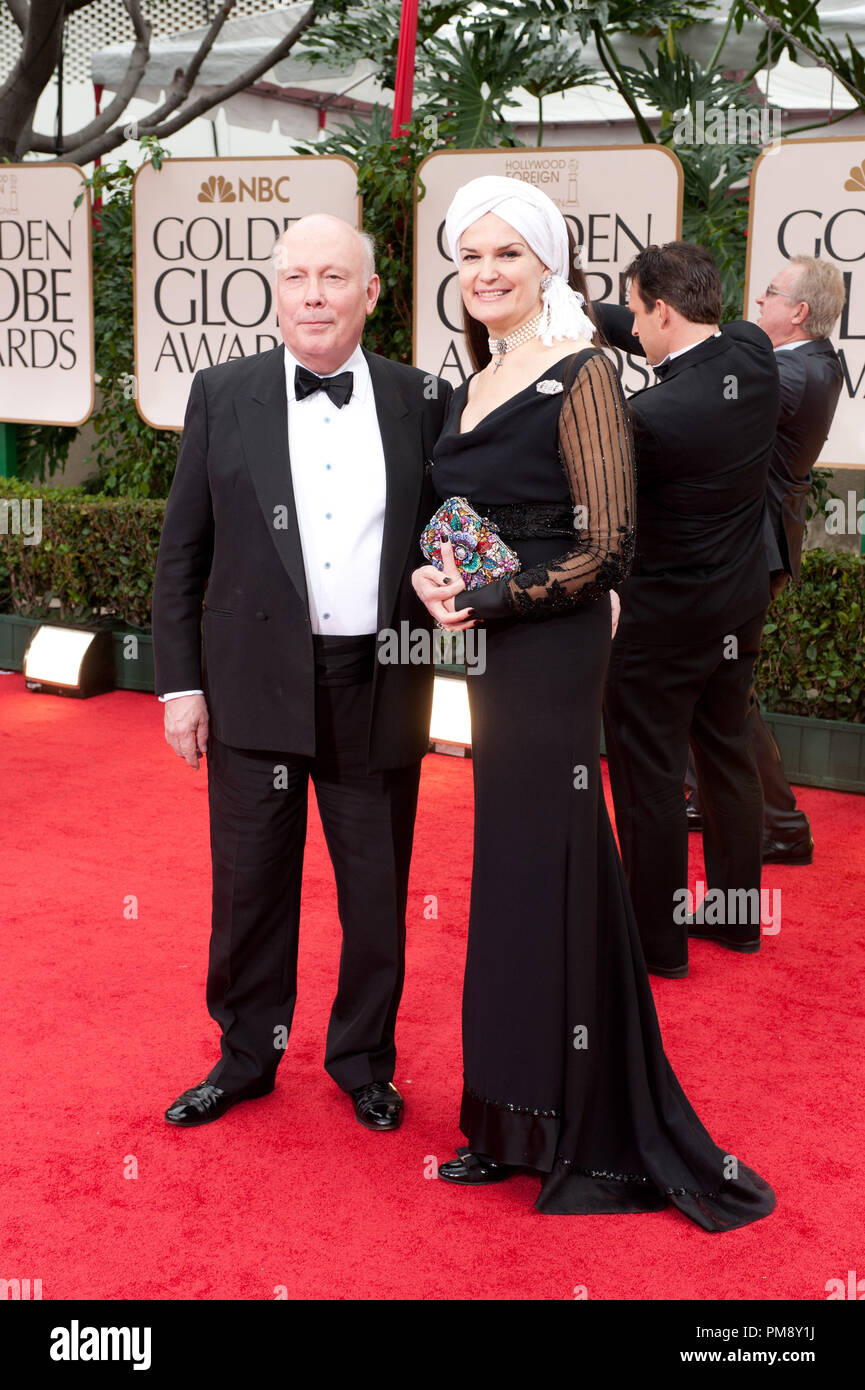 Für beste MINI-SERIES ODER MOTION PICTURE MADE FOR TELEVISION Nominiert für "Downton Abtei" (Meisterwerk) (PBS), Julian Fellowes besucht die 69. jährliche Golden Globe Awards mit einem Gast im The Beverly Hilton, Beverly Hills, CA am Sonntag, den 15. Januar 2012. Stockfoto