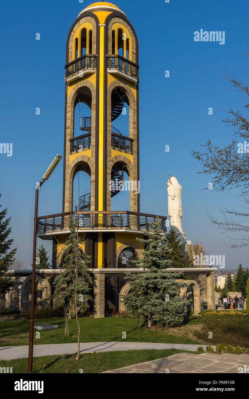 Chaskowo, Bulgarien - 15. MÄRZ 2014: Kirchturm der Kirche in der Nähe von Monument der Jungfrau Maria in der Stadt von Haskovo, Bulgarien Stockfoto