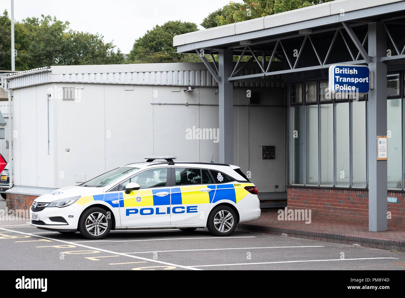 Ein äußerlich oder gekennzeichneten Polizeiauto außerhalb eines britischen Verkehr Polizei in Bournemouth UK geparkt Stockfoto
