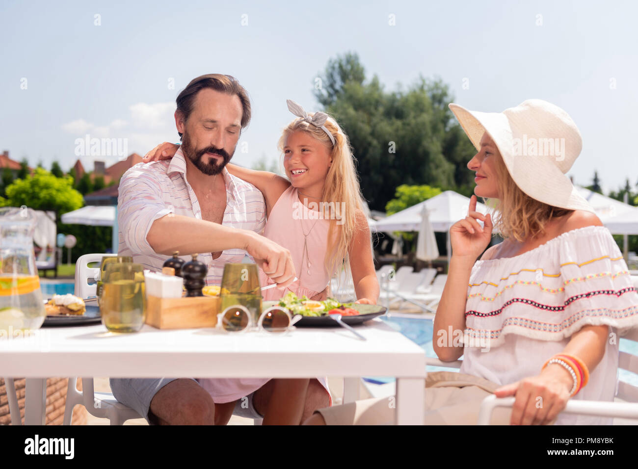 Frohes glückliches Mädchen sitzen auf ihren Vätern runden Stockfoto Frohes glückliches Mädchen sitzen auf ihren Vätern runden Stockfoto