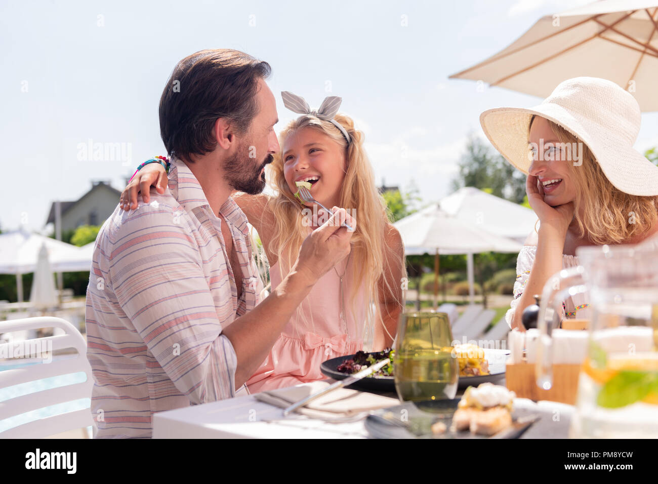 Schönes nettes Mädchen küssen ihr Vati in der Backe Stockfoto Schönes nettes Mädchen küssen ihr Vati in der Backe Stockfoto
